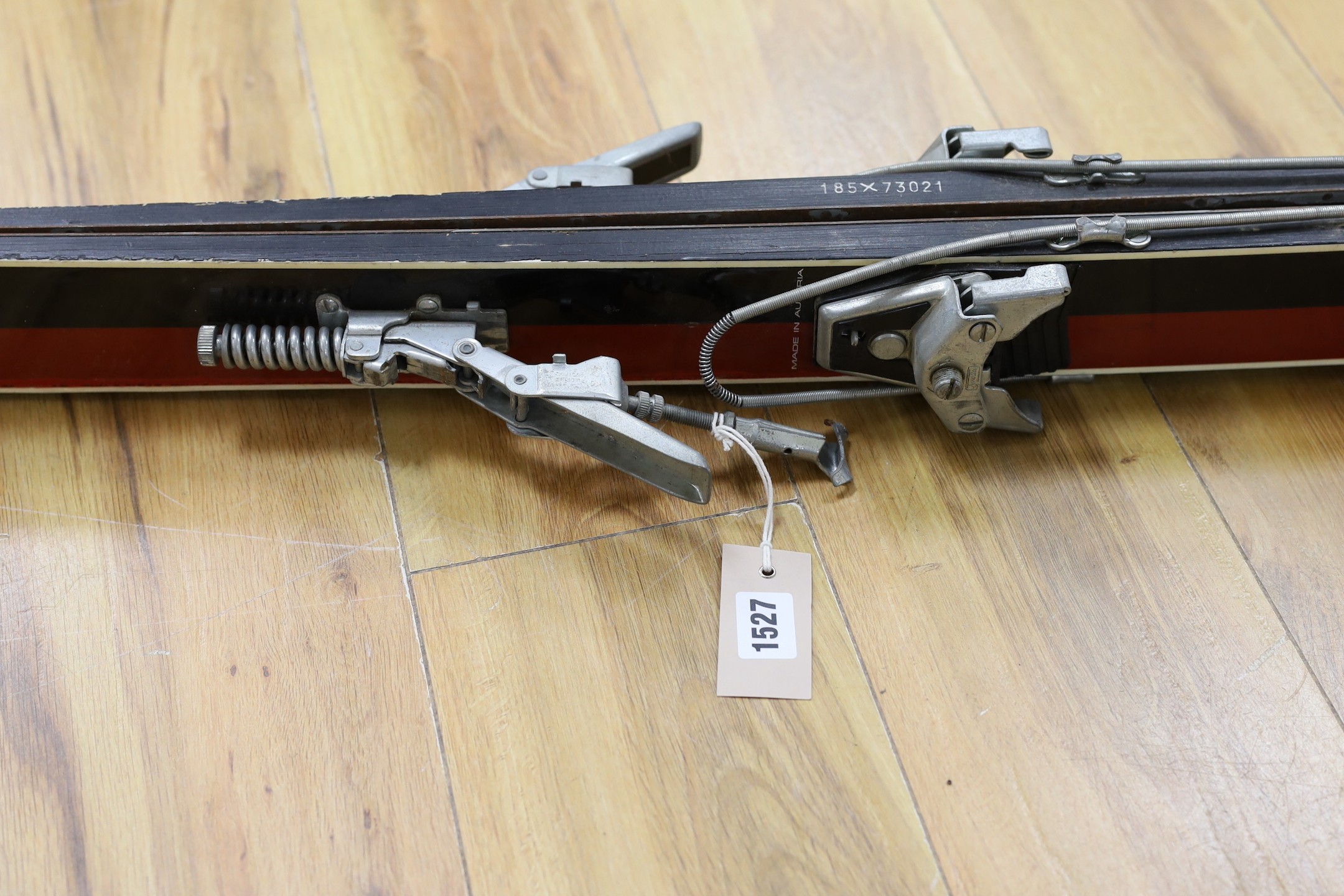 A pair of Kastle snow skis